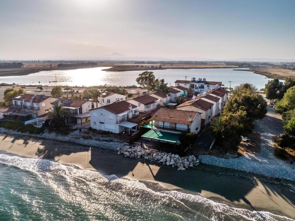 Leonidas Seaside Meneou